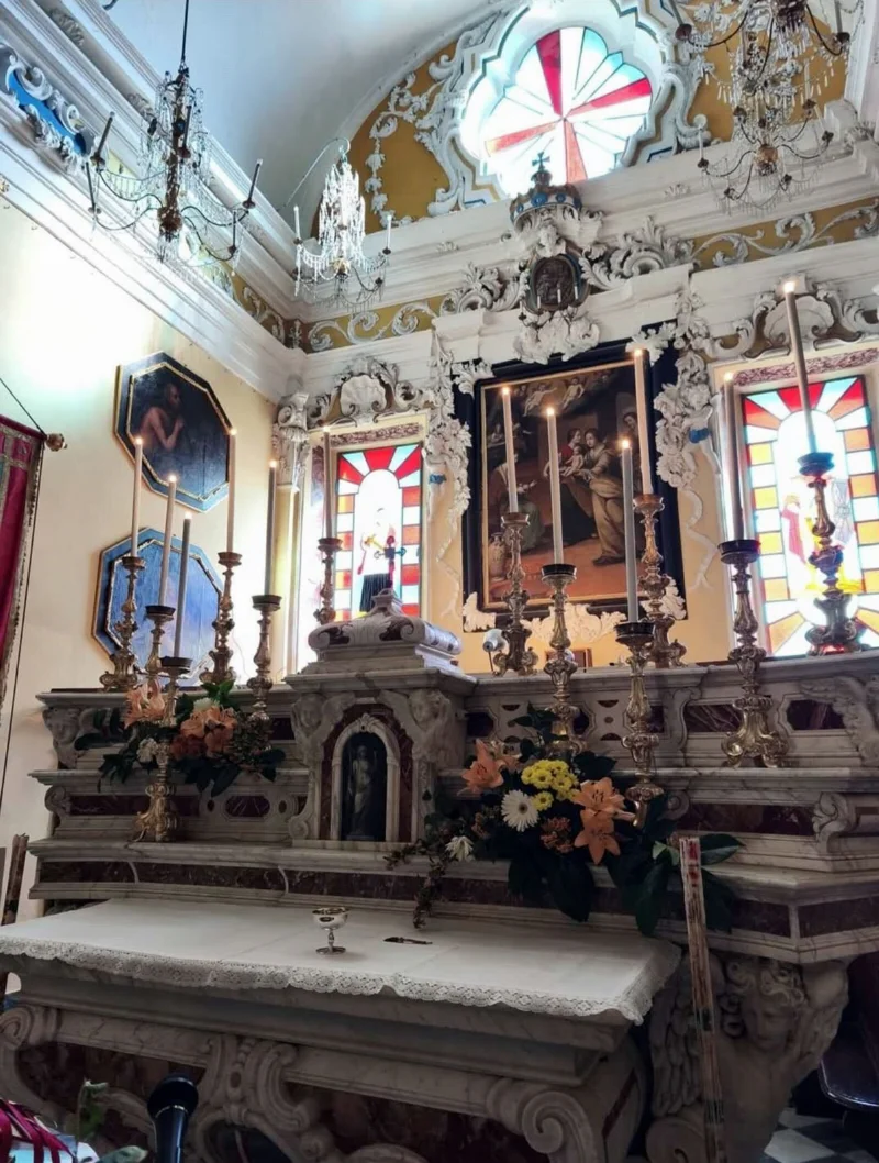 Altare maggiore dell'Oratorio del Gonfalone con colonne tortili in marmo, Voltaggio