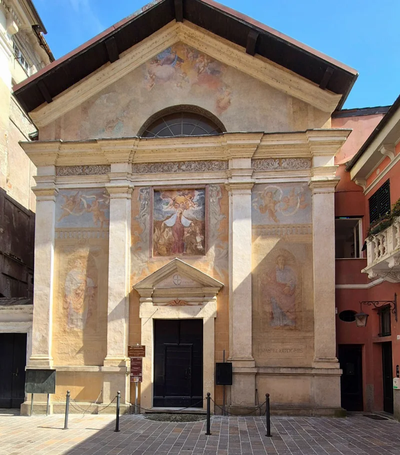 Facciata dell'Oratorio del Gonfalone con affreschi barocchi dei fratelli Agosto (1680), Voltaggio