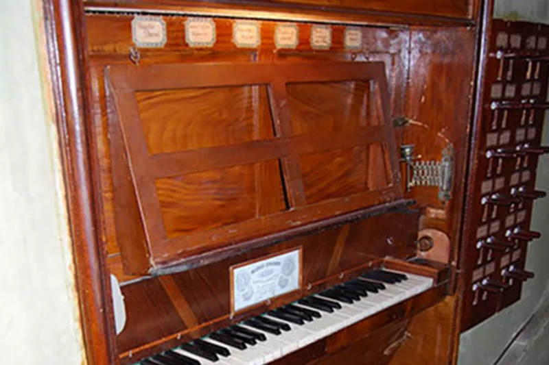 Dettaglio della tastiera e dei registri dell'organo Lingiardi, Oratorio del Gonfalone, Voltaggio